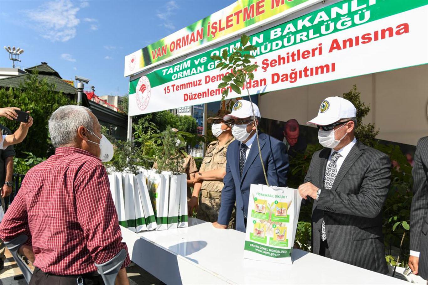 Vali Bilmez, 15 Temmuz anısına vatandaşlara fidan dağıttı

